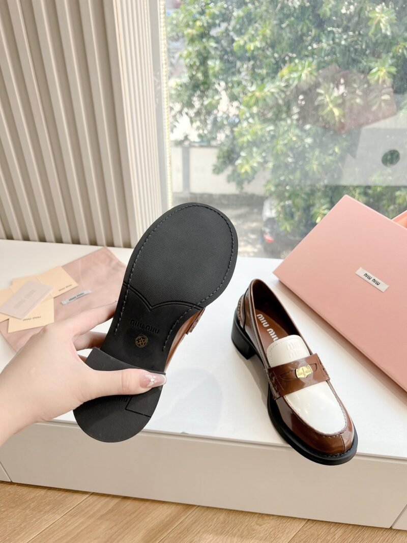 Mocasines de piel Miu Miu - Imagen 9