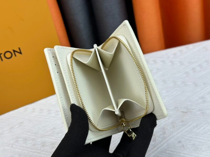 Cartera Clea Louis Vuitton - Imagen 6