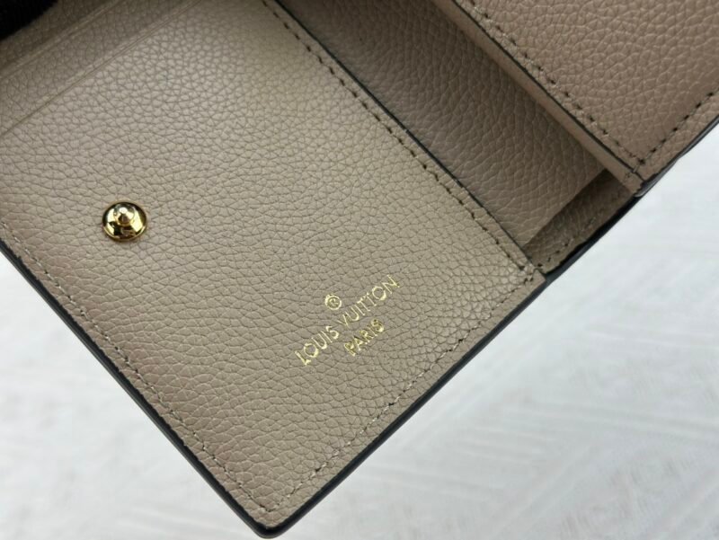 Cartera Clea Louis Vuitton - Imagen 9