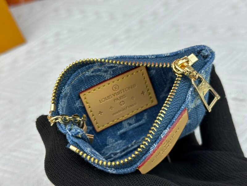 Monedero con llavero Louis Vuitton - Imagen 9