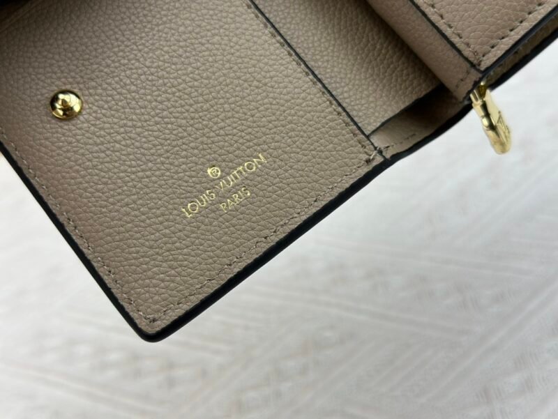 Cartera Clea Louis Vuitton - Imagen 9