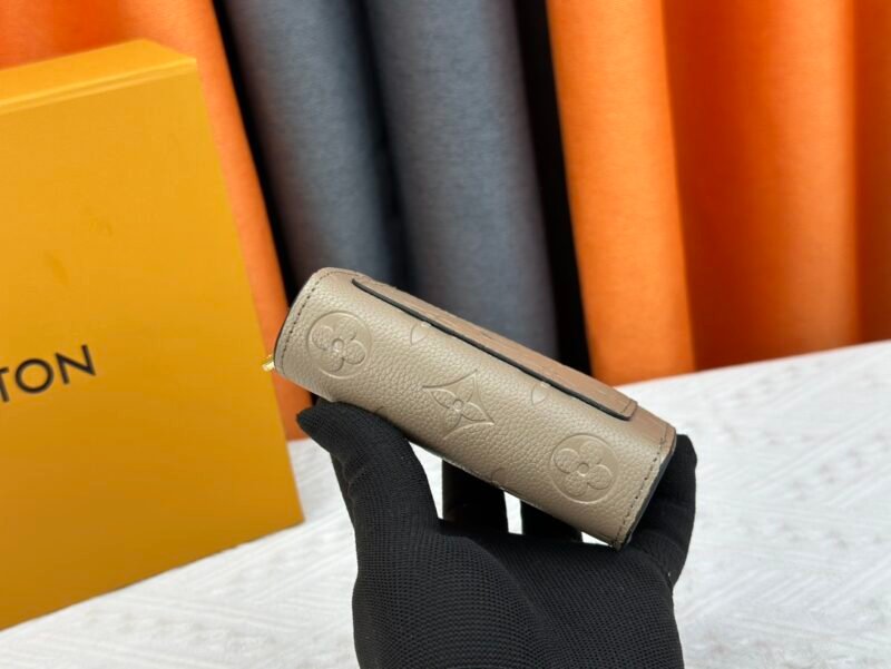 Cartera Clea Louis Vuitton - Imagen 3