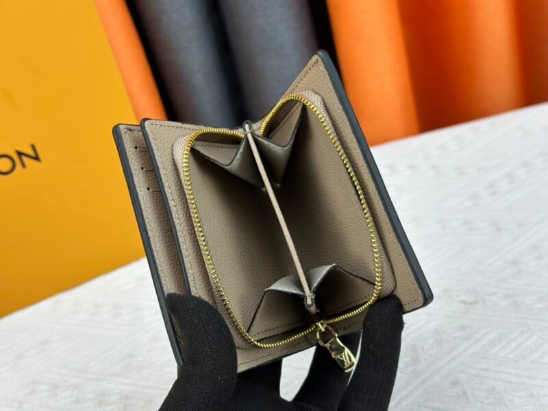 Cartera Clea Louis Vuitton - Imagen 7