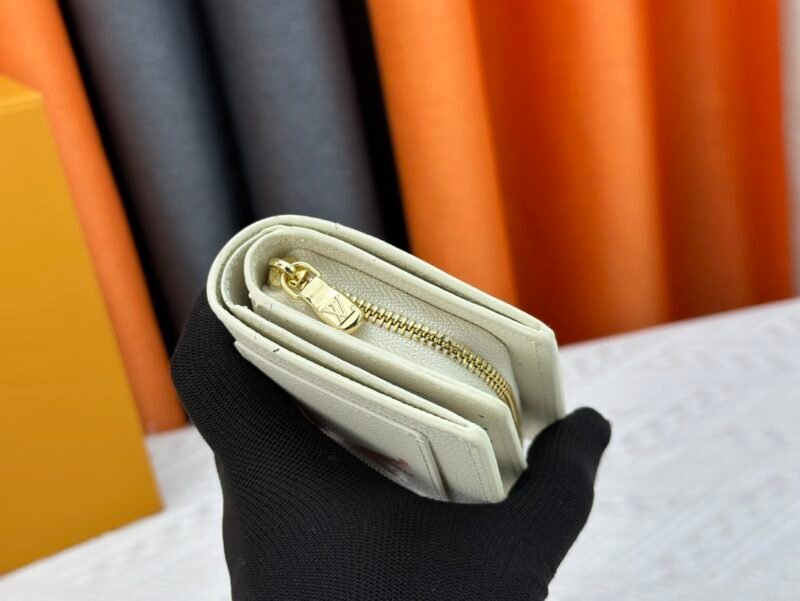 Cartera Clea Louis Vuitton - Imagen 4
