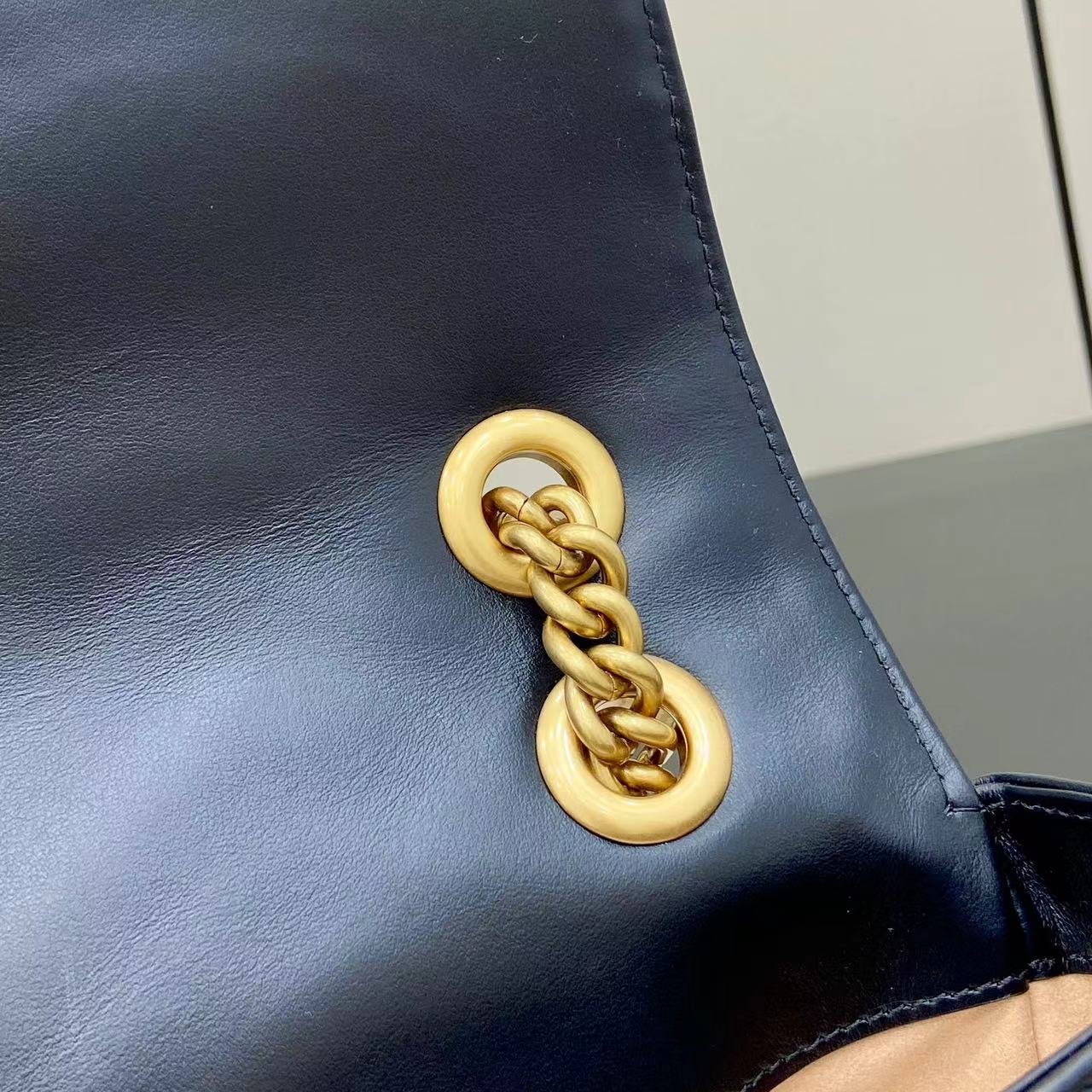 Bolso de hombro GG Marmont tamaño grande Gucci - Imagen 9