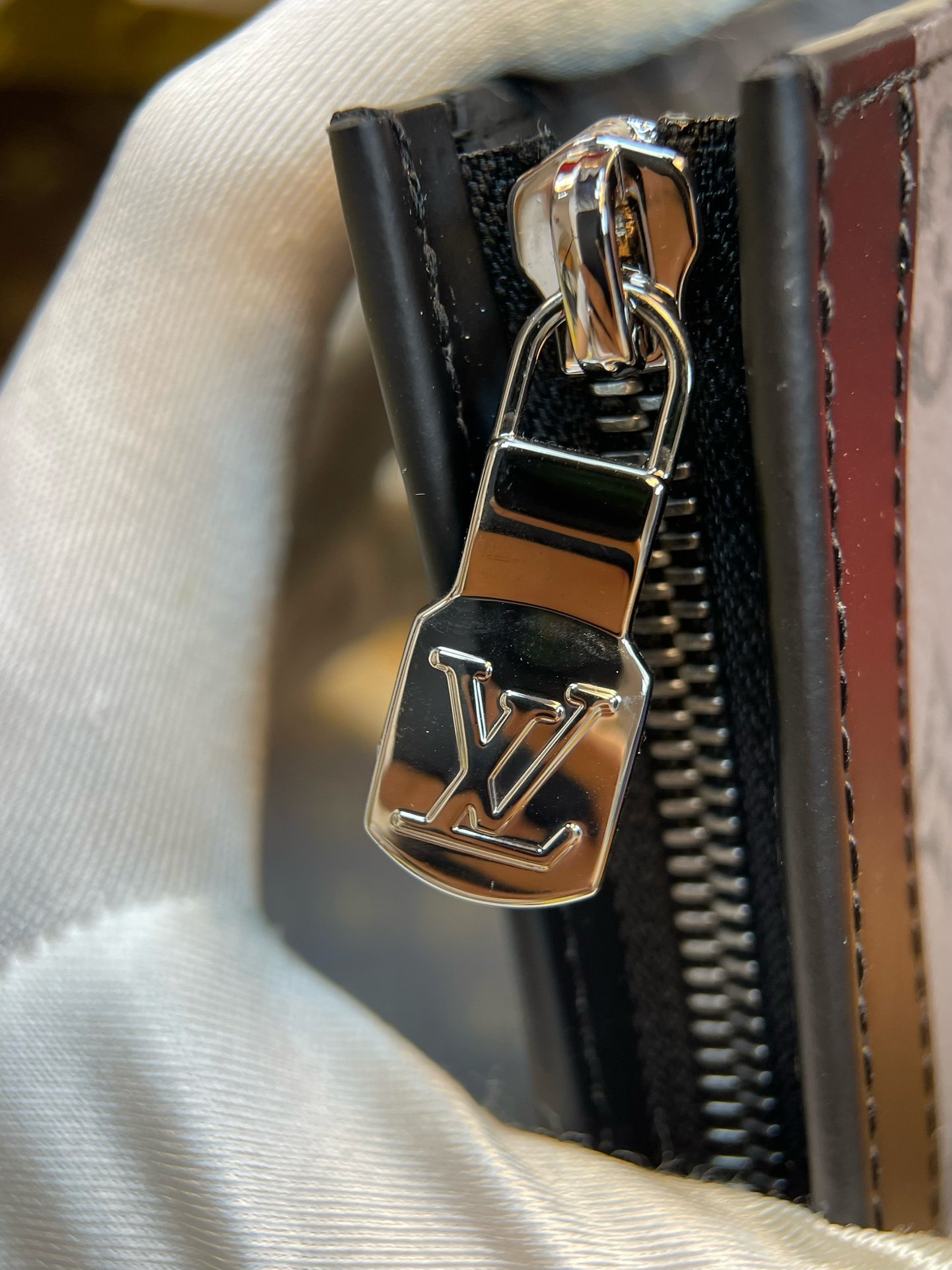 Cartera de mano Pochette Voyage MM Louis Vuitton - Imagen 6