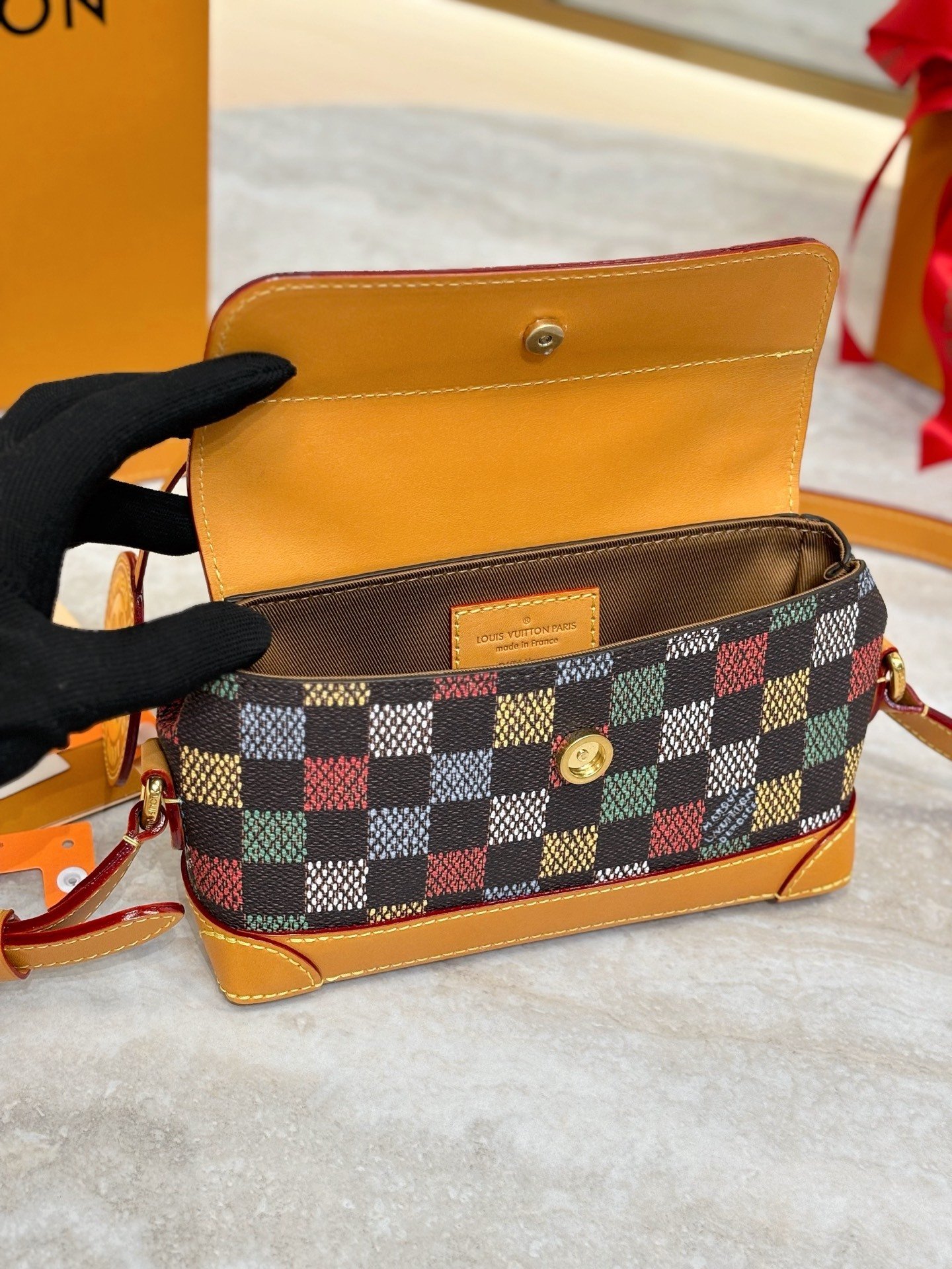 Cartera portátil Steamer East West Louis Vuitton - Imagen 7