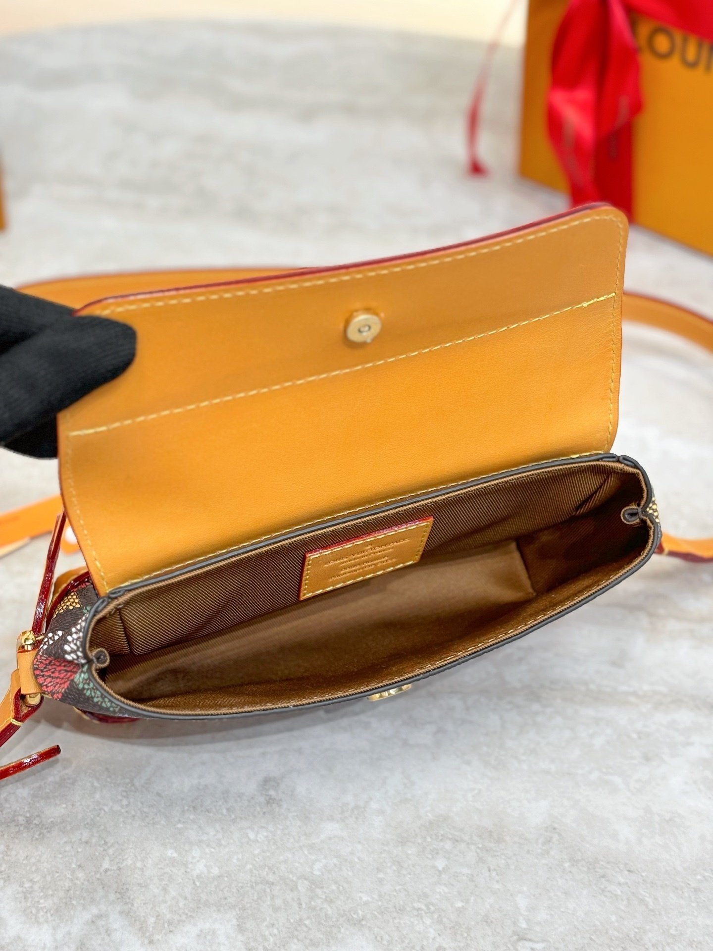 Cartera portátil Steamer East West Louis Vuitton - Imagen 8