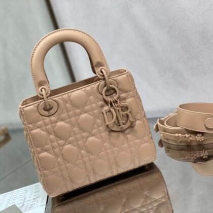 Bolso mediano Lady Dior Ultramatte