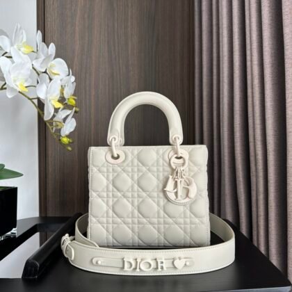 Bolso mediano Lady Dior Ultramatte