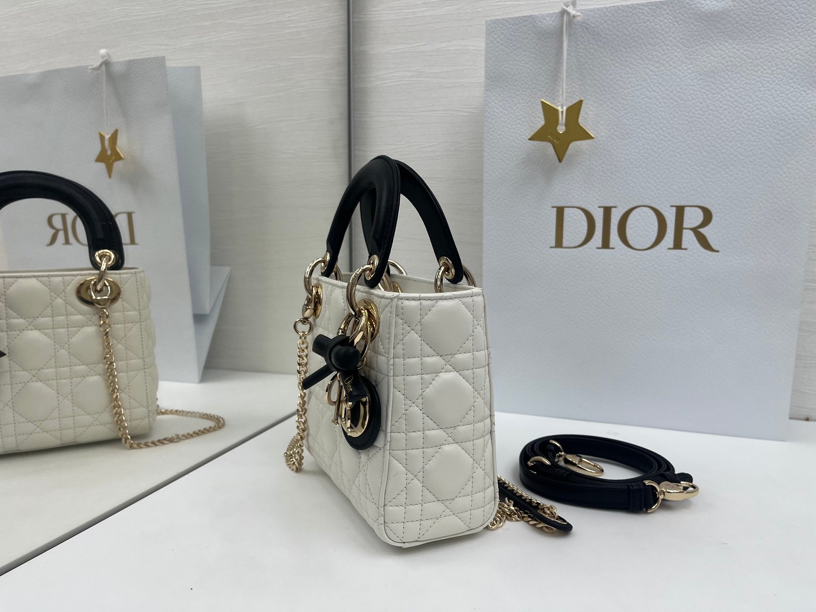 Bolso mini Lady Dior Dior Or con cadena - Imagen 2