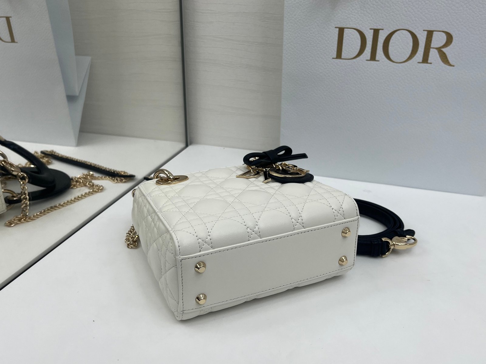 Bolso mini Lady Dior Dior Or con cadena - Imagen 3