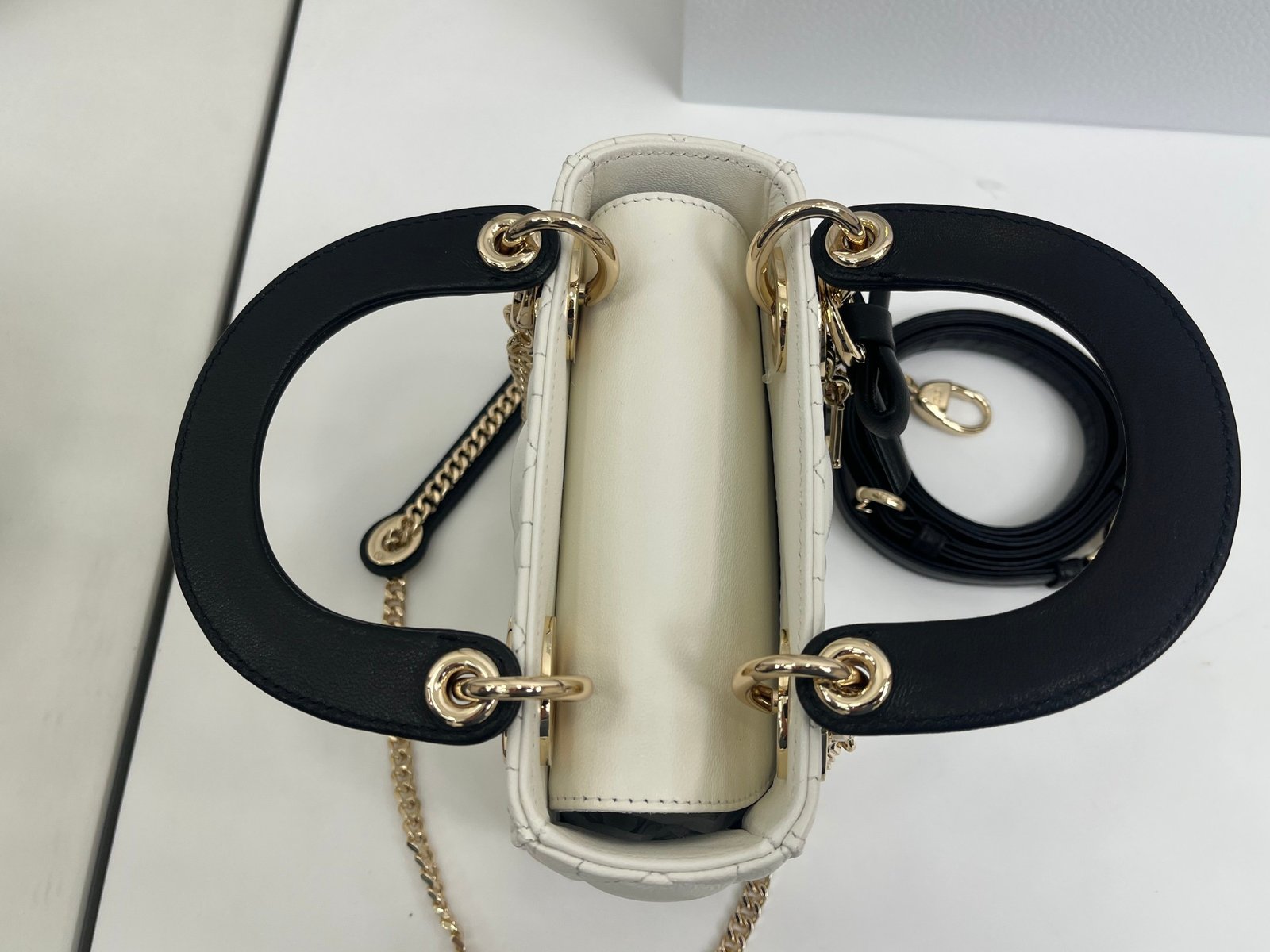 Bolso mini Lady Dior Dior Or con cadena - Imagen 6