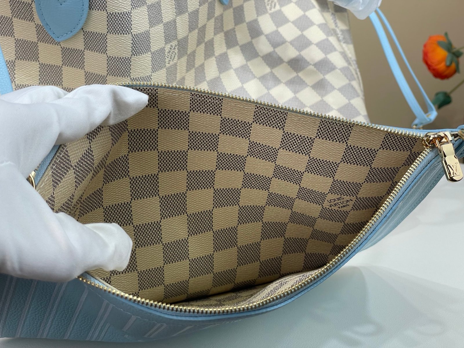 Bolso Neverfull Inside Out MM Louis Vuitton - Imagen 8