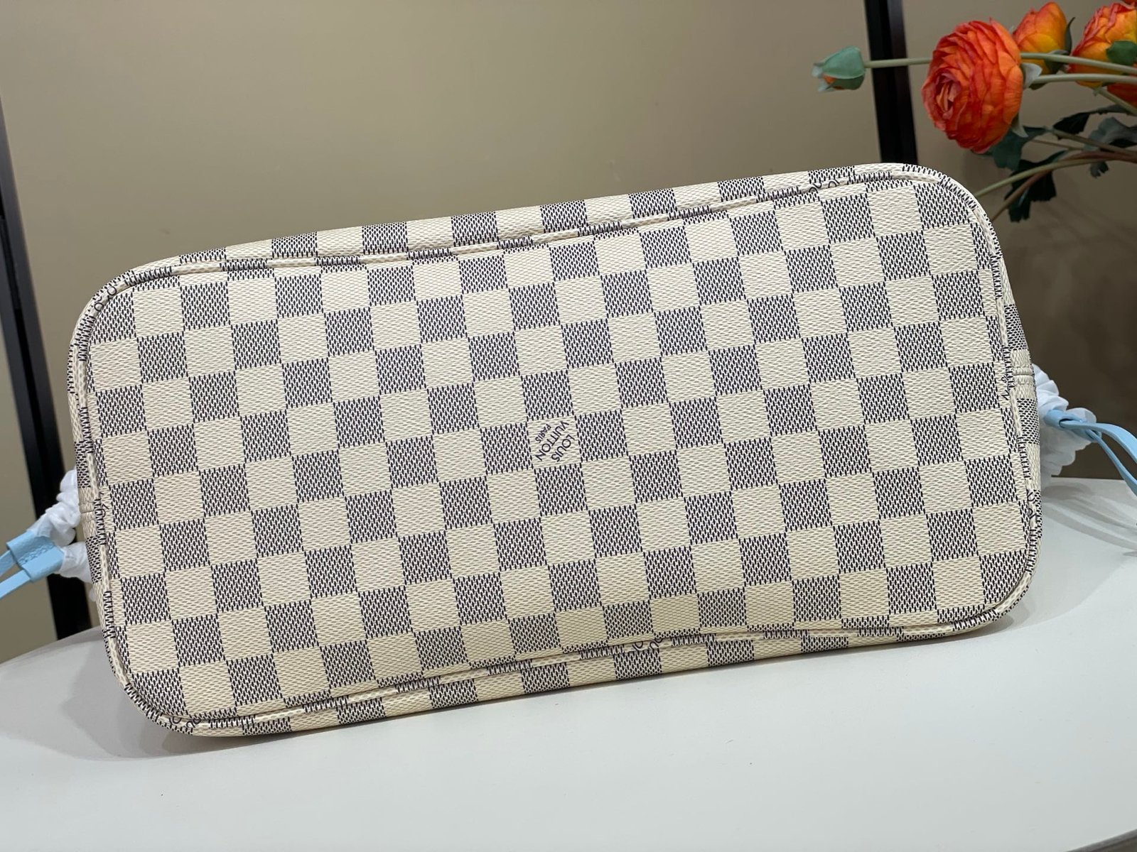 Bolso Neverfull Inside Out MM Louis Vuitton - Imagen 4