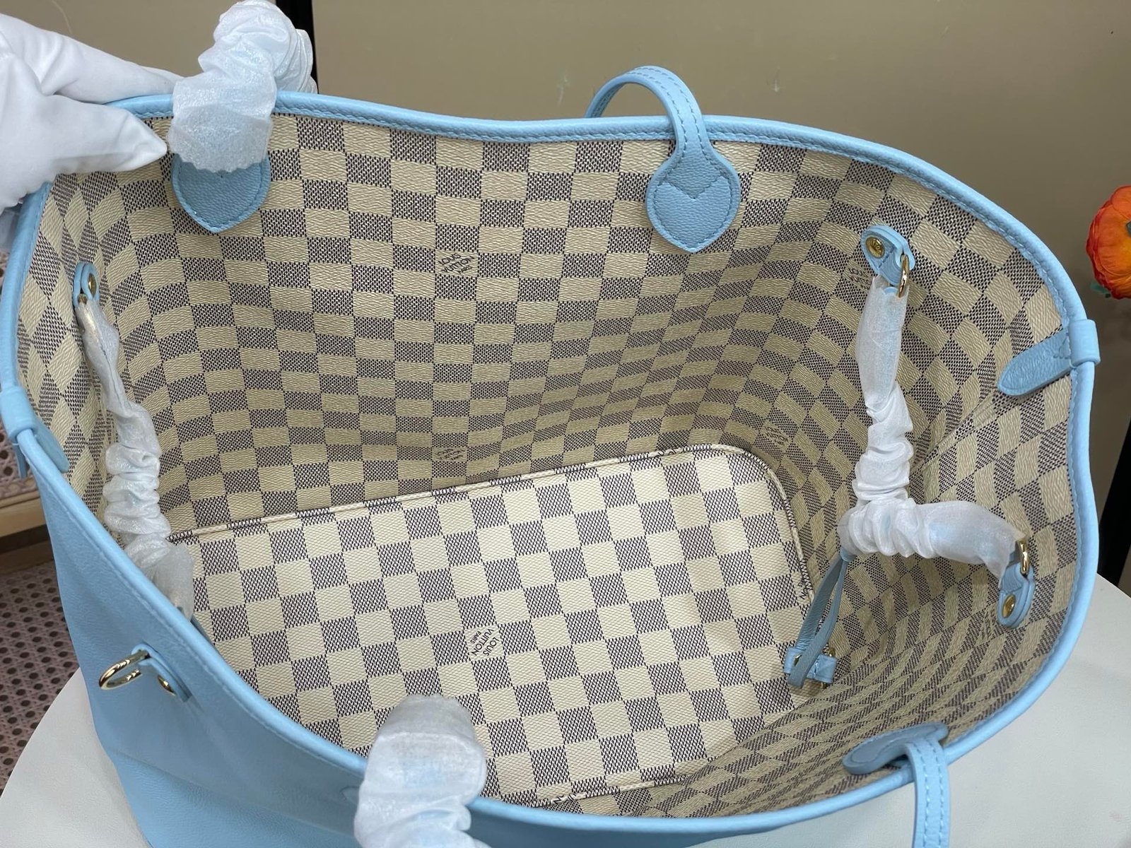 Bolso Neverfull Inside Out MM Louis Vuitton - Imagen 18