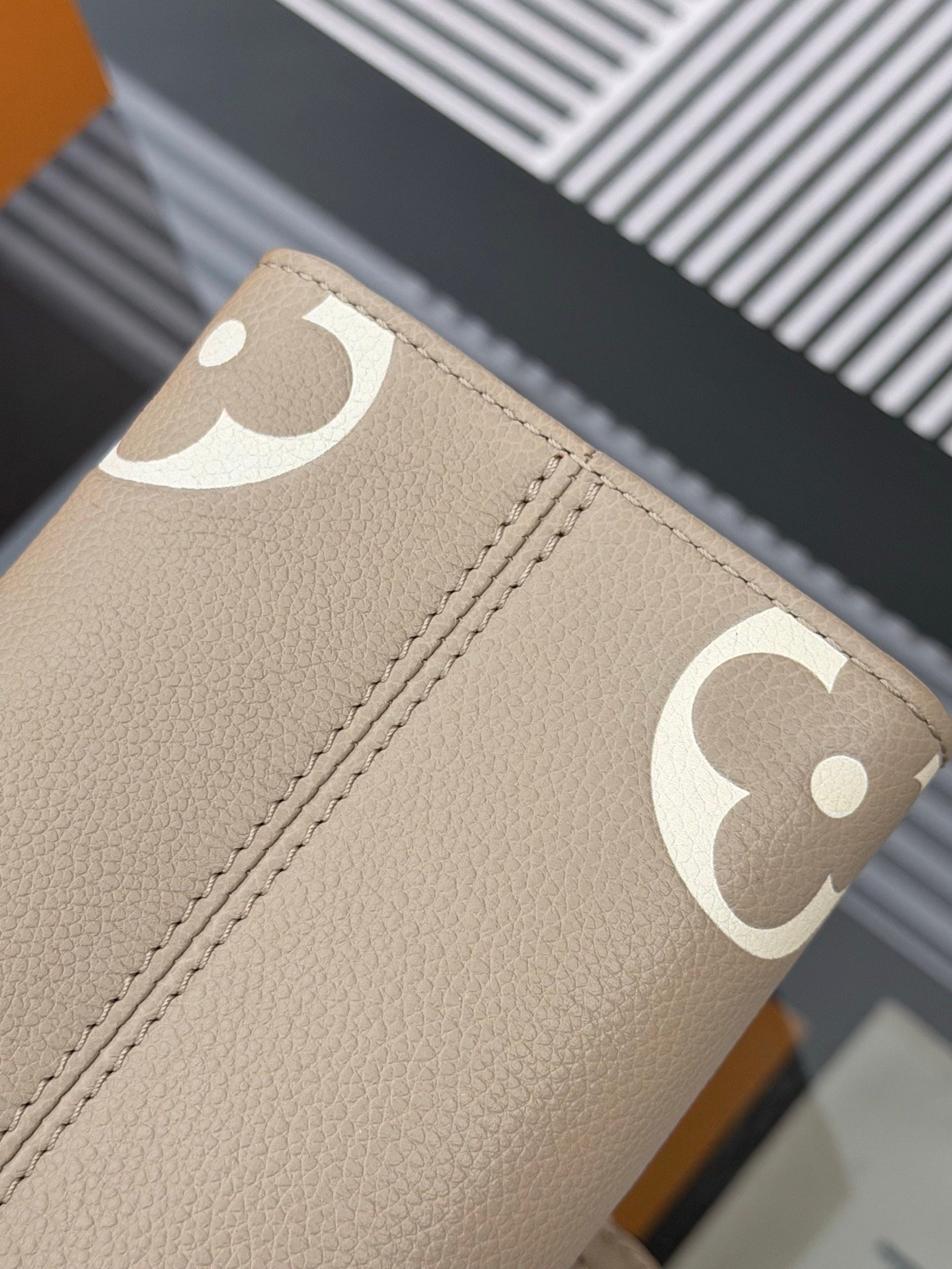 Bolso OnTheGo PM Louis Vuitton - Imagen 7