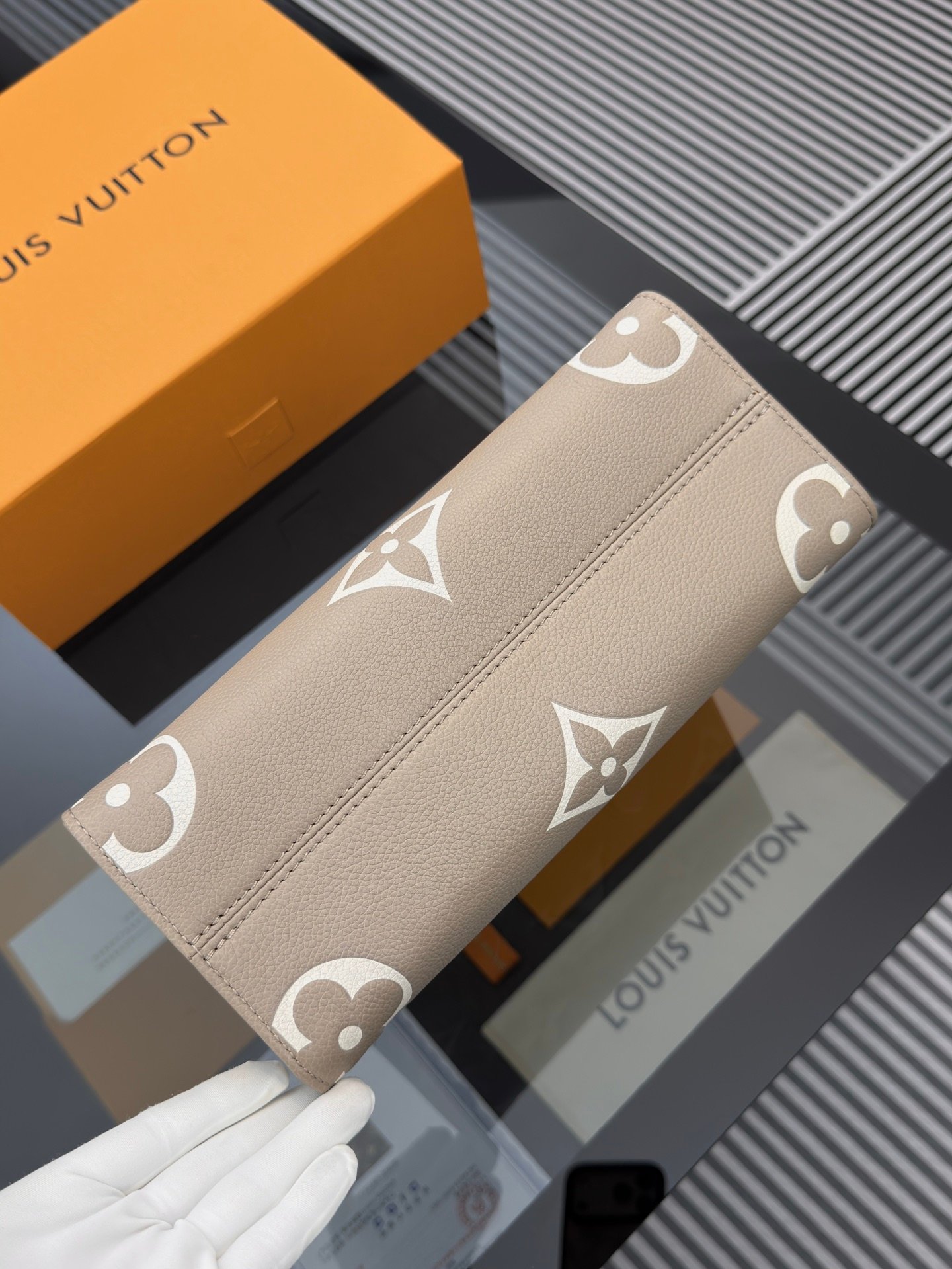 Bolso OnTheGo PM Louis Vuitton - Imagen 4