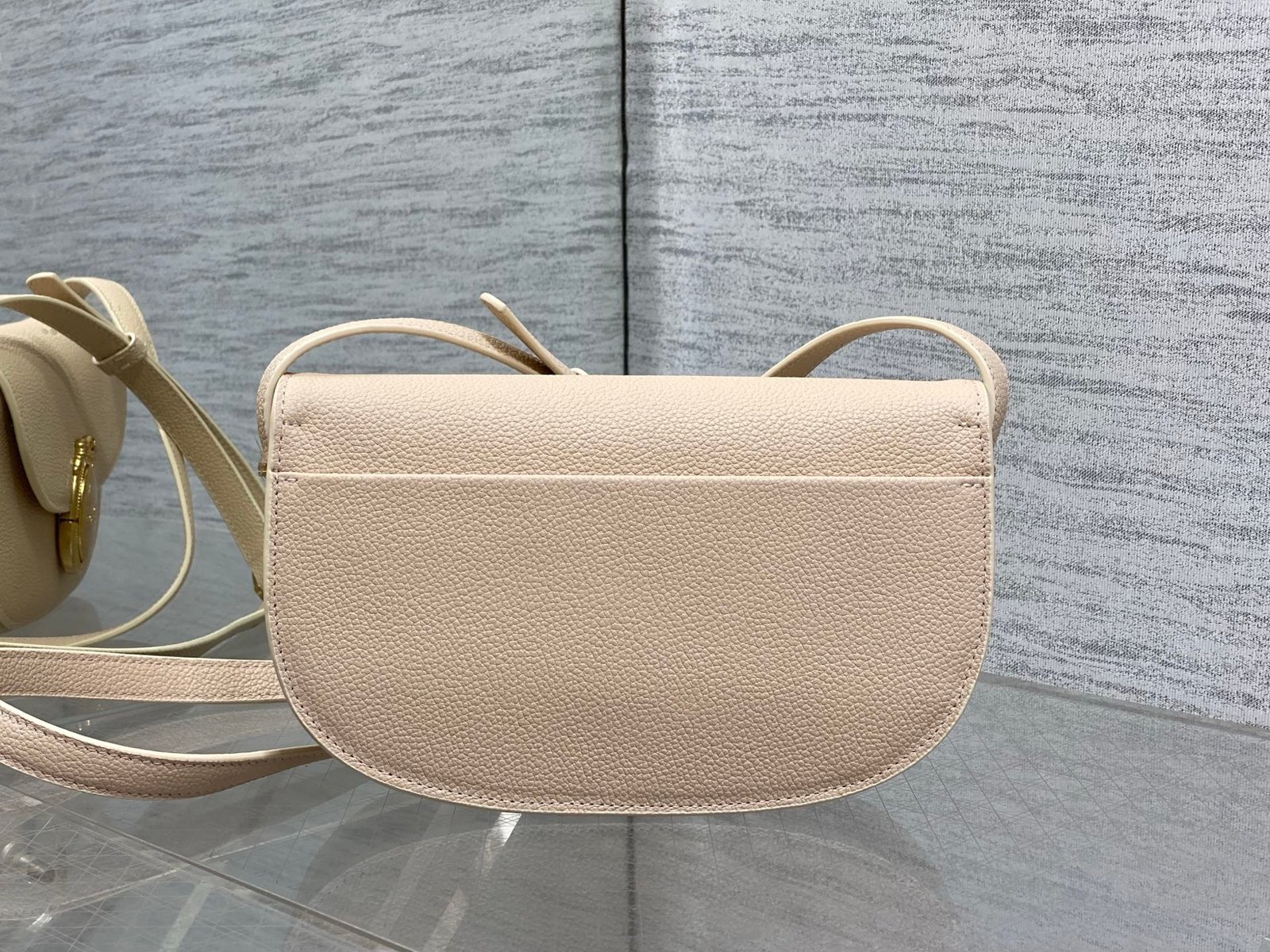 Bolso pequeño Dior Médaillon con solapa - Imagen 3