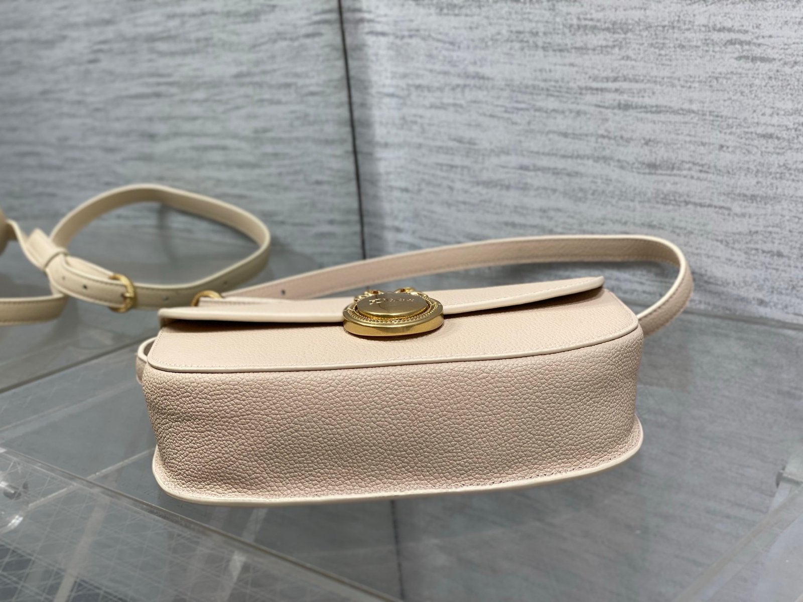 Bolso pequeño Dior Médaillon con solapa - Imagen 7