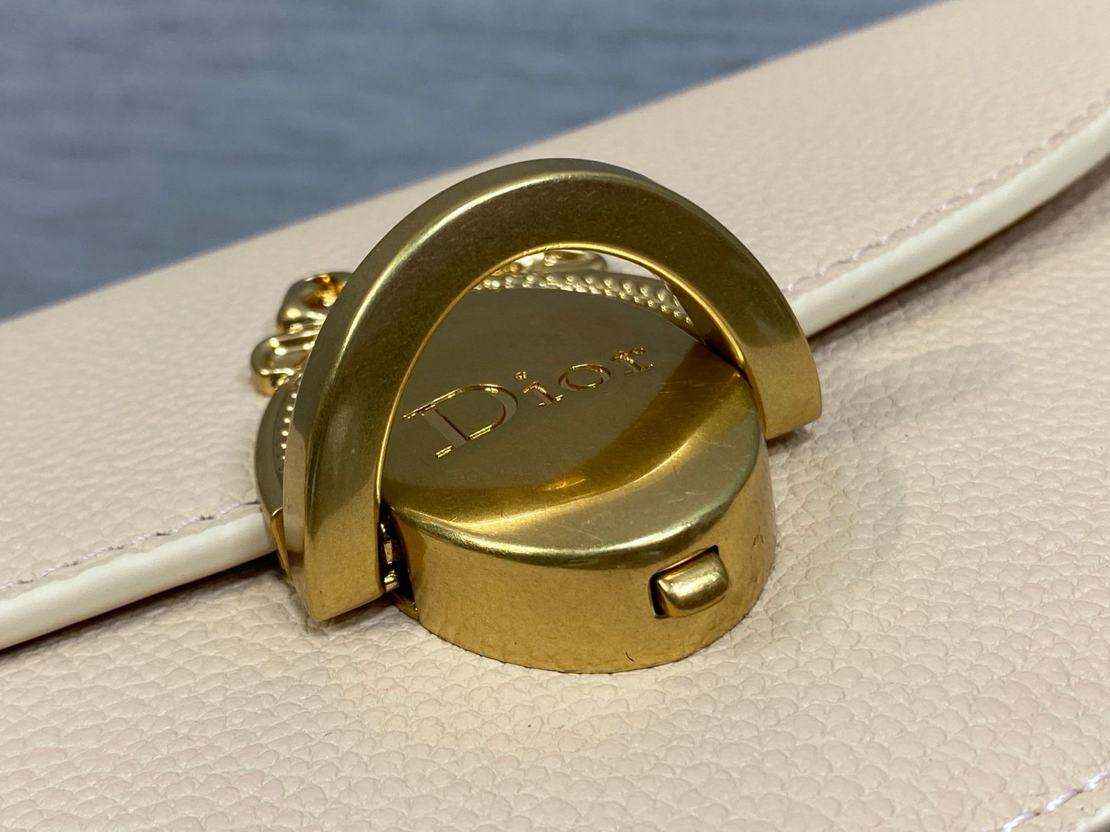 Bolso pequeño Dior Médaillon con solapa - Imagen 6