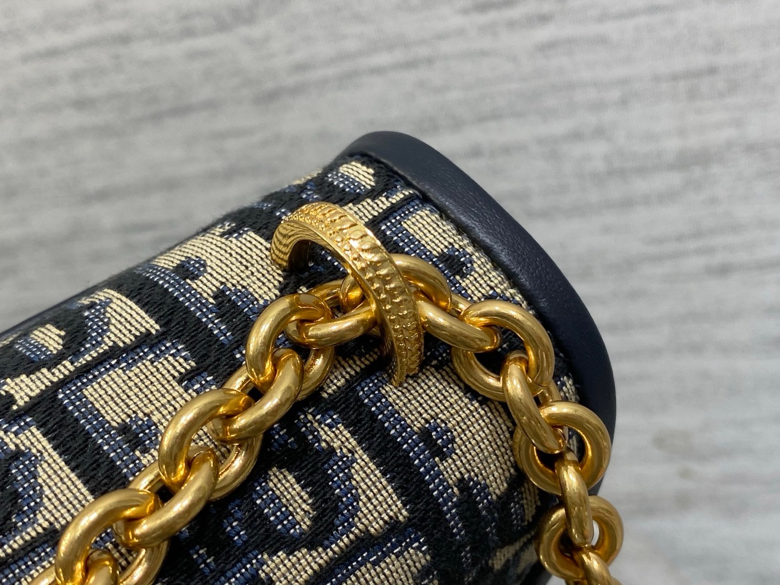 Bolso pequeño Dior Médaillon con solapa - Imagen 5