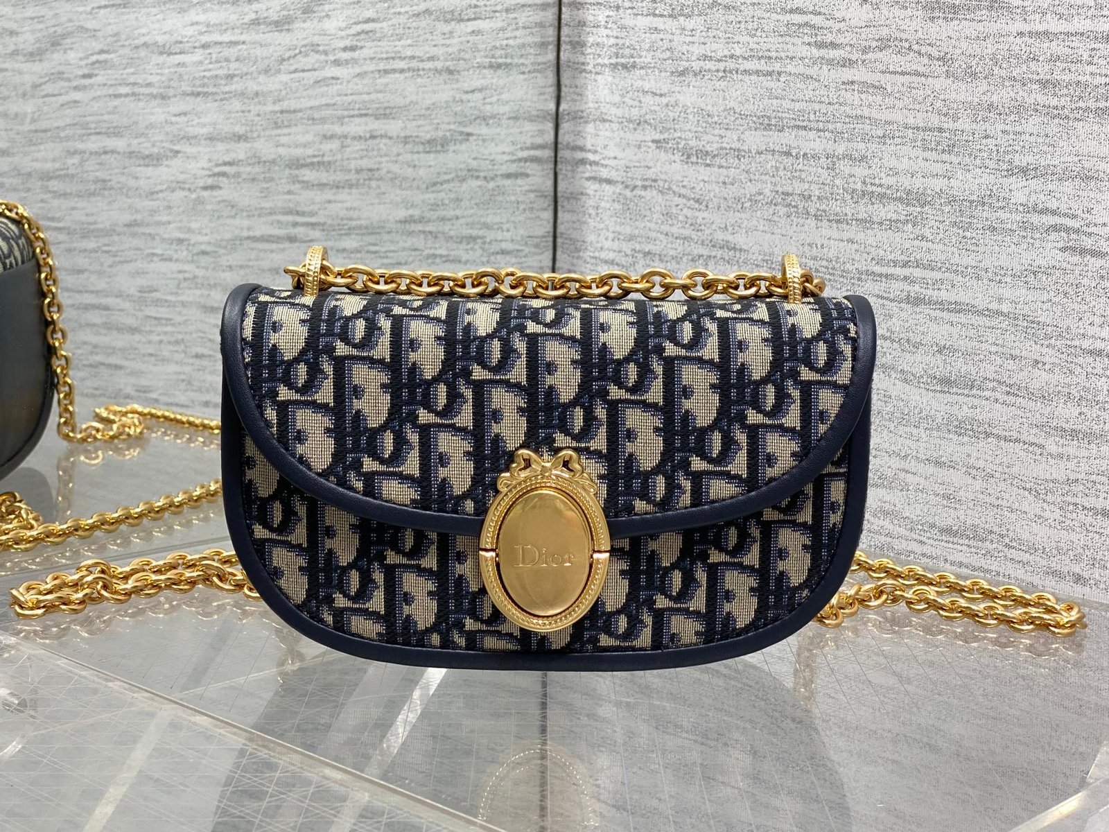 Bolso pequeño Dior Médaillon con solapa