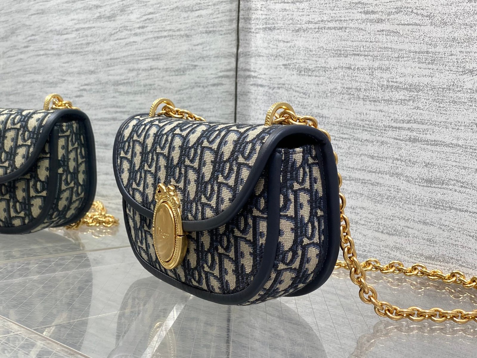 Bolso pequeño Dior Médaillon con solapa - Imagen 2