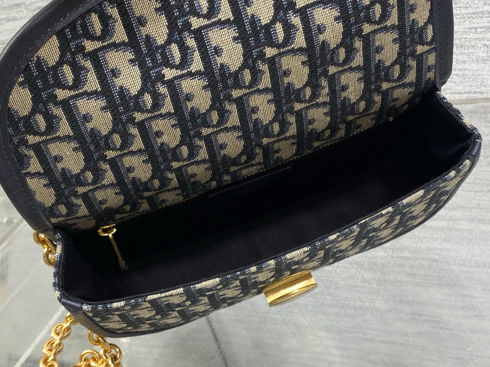 Bolso pequeño Dior Médaillon con solapa - Imagen 8